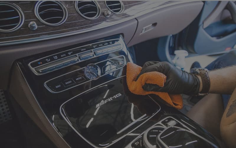 Náš tým při práci na čistění interiéru vozidla